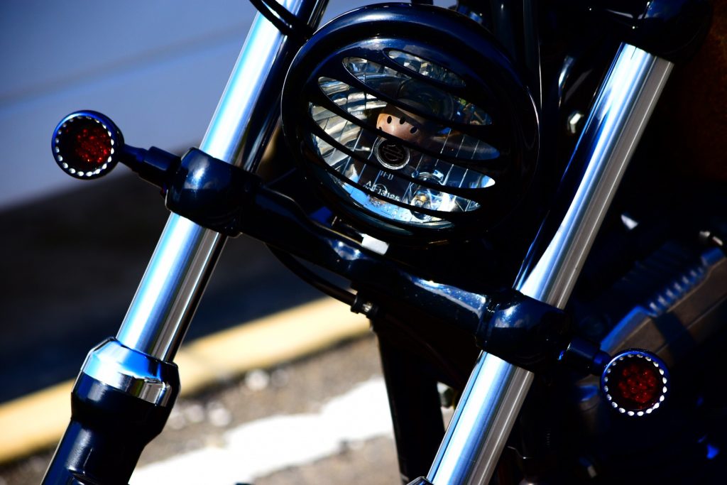 XL1200Xに最近流行りのヘッドライトグリルでブラックカスタム！ - GRIT